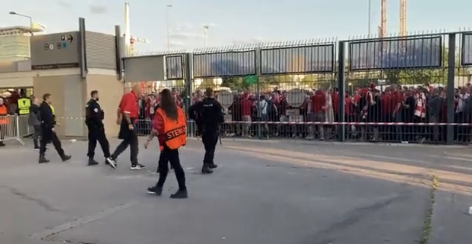 فيديو.. نهائي "شامبينزليغ".. فوضى في جنبات ملعب فرنسا وانفلات أمني أخر انطلاق مباراة ريال مدريد وليفربول