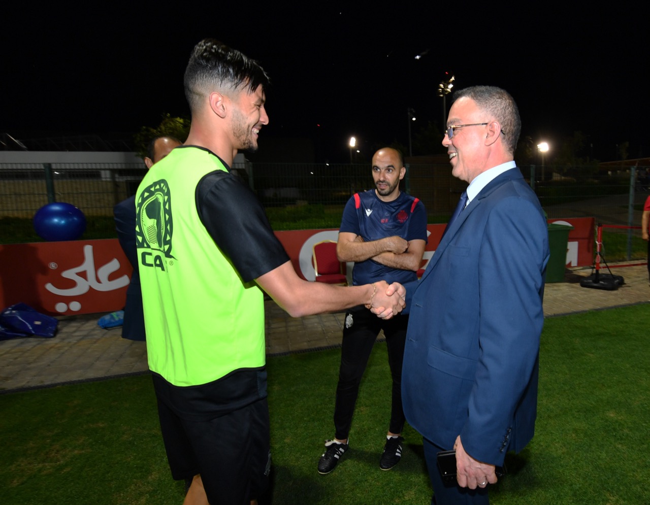 فوزي لقجع يقوم بزيارة تحفيزية لعناصر الوداد قبل مواجهة الأهلي المصري