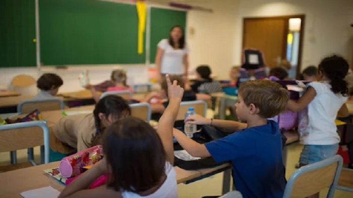 تمديد الموسم الدراسي يشعل الخلاف بين الآباء والمدارس الخاصة