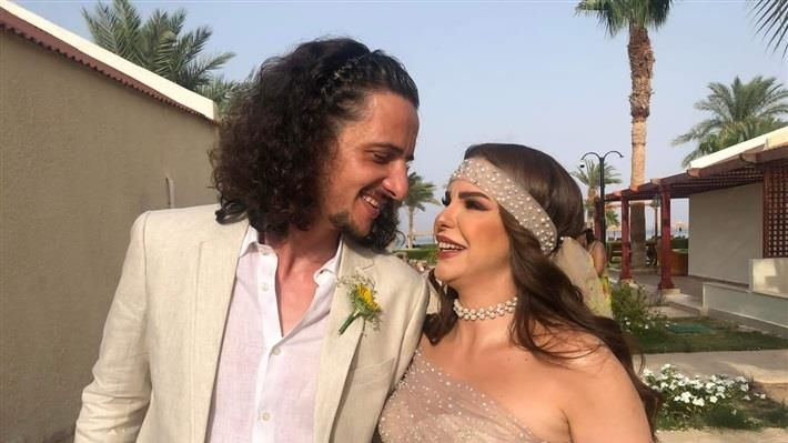 بالصور: دنيا عبد العزيز تحتفل بزفافها في سيناء بفستان بسيط وحذاء رياضي