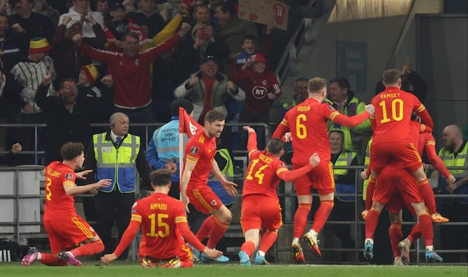 ويلز تبدد أحلام أوكرانيا وتبلغ كأس العالم