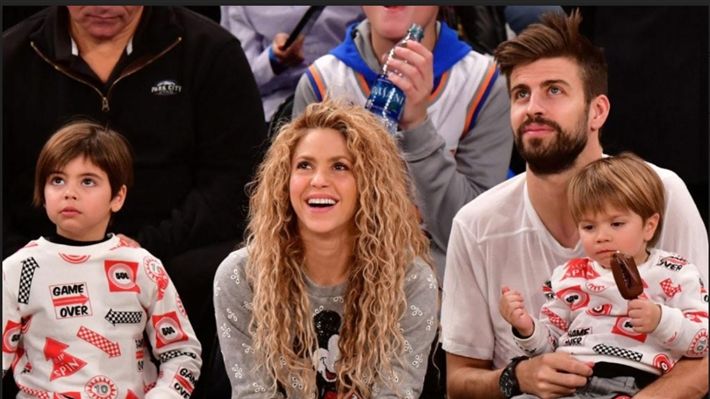 الخيانة تهدد علاقة بيكيه وشاكيرا بعد أن "ضبطته متلبسا مع والدة زميله البرشلوني"