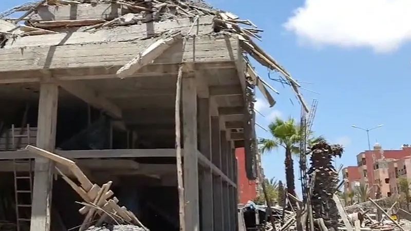 بالفيديو: انهيار عمارة في طور البناء وسلطات البيضاء تتدخل