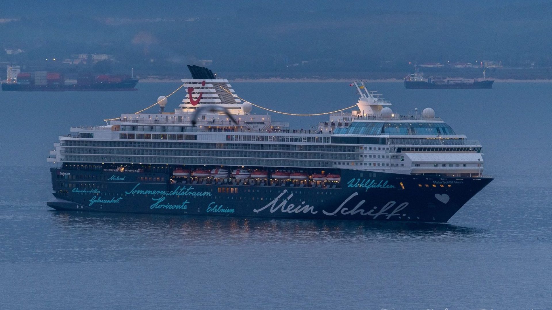 عاجل: المغرب يمنع سفينة سياحية من الرسو بميناء طنجة