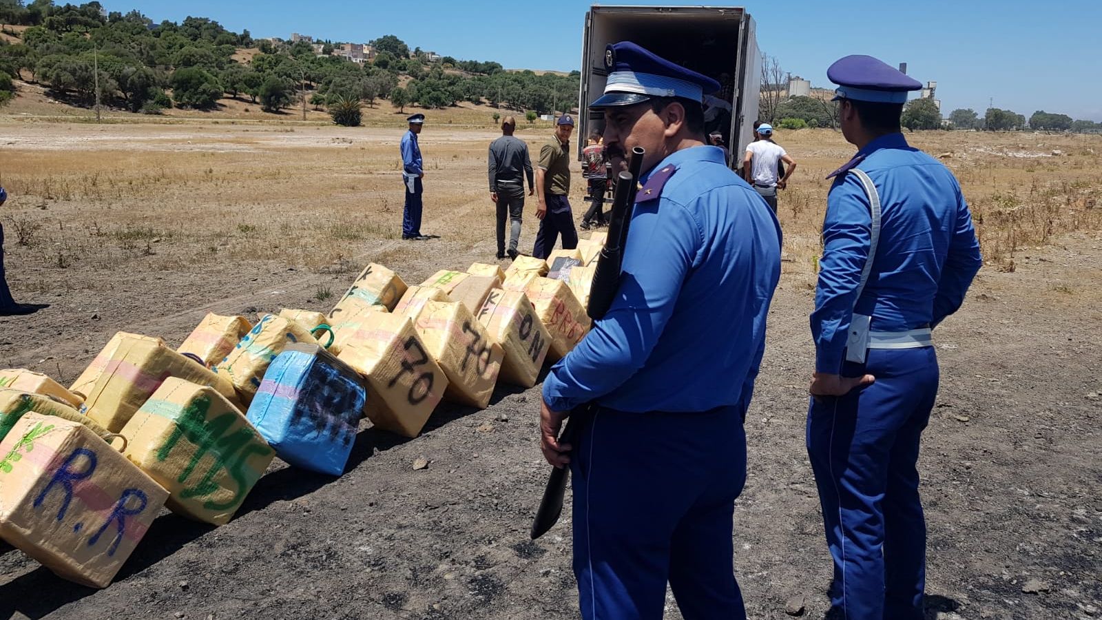 بالفيديو والصور: تفاصيل إتلاف 41 طن من الحشيش ضواحي طنجة