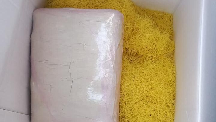 بالصور: إحباط تهريب طنين من الحشيش داخل صناديق السفة بمعبر الكركرات