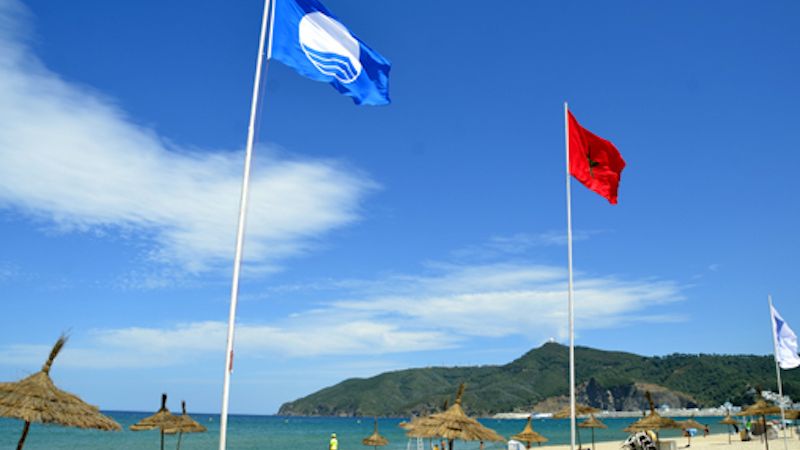 اللواء الأزرق يُرفرف بشاطئي مارينا سمير وألمينا بتطوان