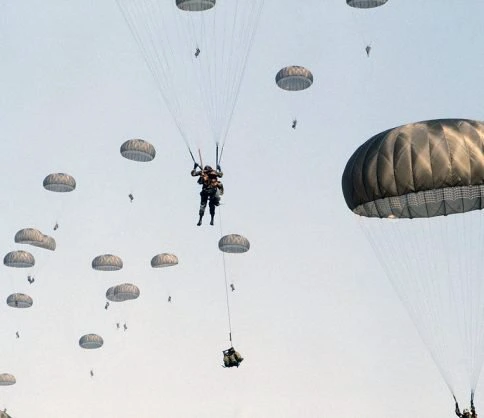 أسراب من المظليين تغطي سماء المحبس القريبة من مخيمات تندوف