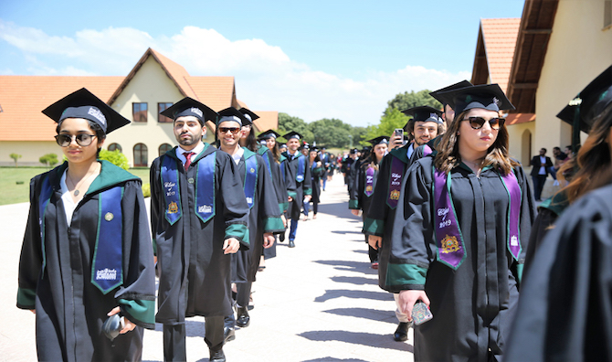 جامعة الأخوين تحتفي بخريجي أفواجها