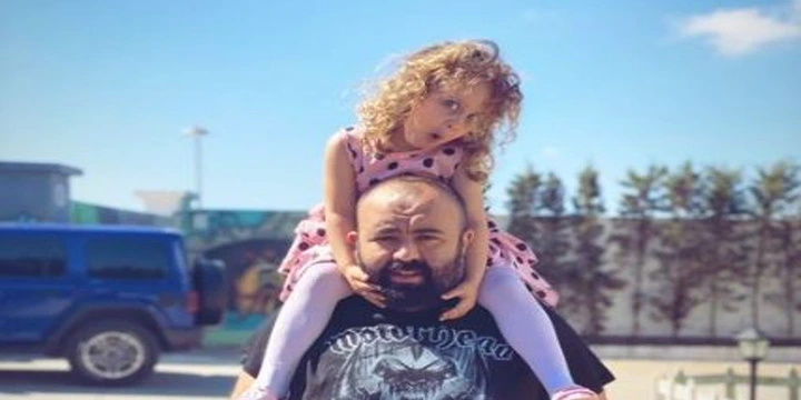 ظهرت ترتل القرآن.. ابنة الرابور “البيغ” تثير إعجاب المغاربة – صفحة الشعب