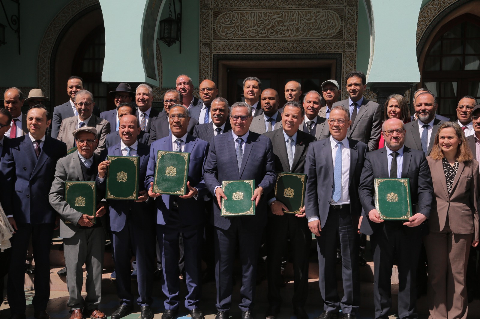 الحكومة توافق على رفع أجور الموظفين العموميين بـ 1000 درهم