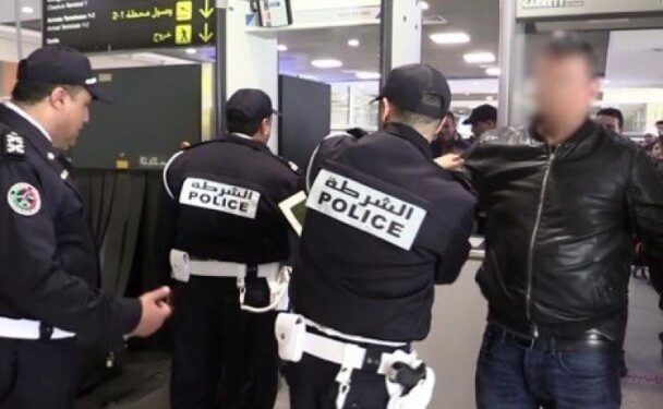 توقيف متورطين في ترويج معدات إلكترونية تستعمل في الغش في الامتحانات