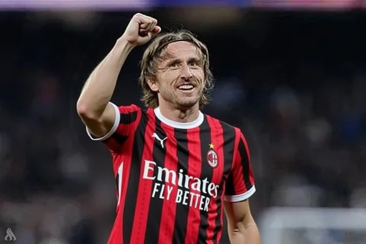 خطف النجم الكرواتي لوكا مودريتش الأضواء داخل أروقة نادي ميلان الإيطالي منذ يومه الأول، حيث قام بشراء هواتف “آيفون” لجميع اللاعبين، متجاوزا العُرف السائد داخل النادي الذي يفرض على الوافدين الجدد الغناء أمام زملائهم.