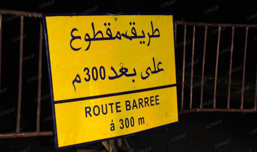 انقطاع مؤقت لحركة السير على الطريق الوطنية رقم 1 والطريق الجهوية 410 بالقصر الكبير