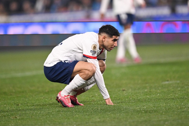 حكيمي يغيب عن مباراة الكلاسيكو ضد مارسيليا بسبب بطاقة حمراء