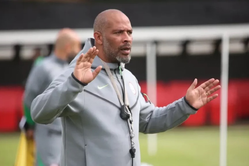 مدرب نيجيريا يهاجم تحكيم نهائي “الكان”: إذا كان الخروج لشرب الماء يُعاقَب عليه فكيف بالانسحاب؟