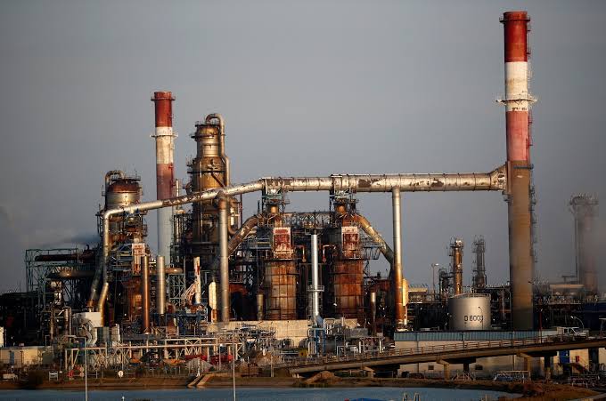 اليماني يحذر من اختلالات سوق المحروقات ويدعو إلى حسم ملف "سامير" لتعزيز السيادة الطاقية