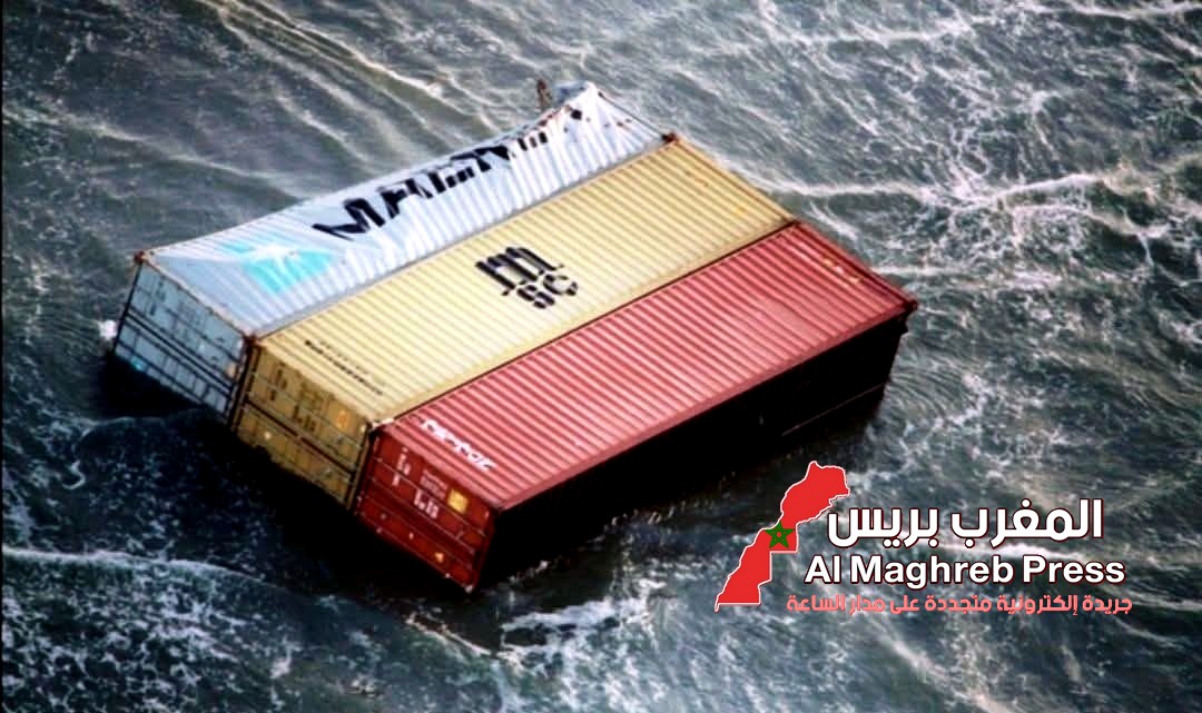 حادثة نادرة بميناء الدار البيضاء .. سقوط 85 حاوية شحن في عرض البحر